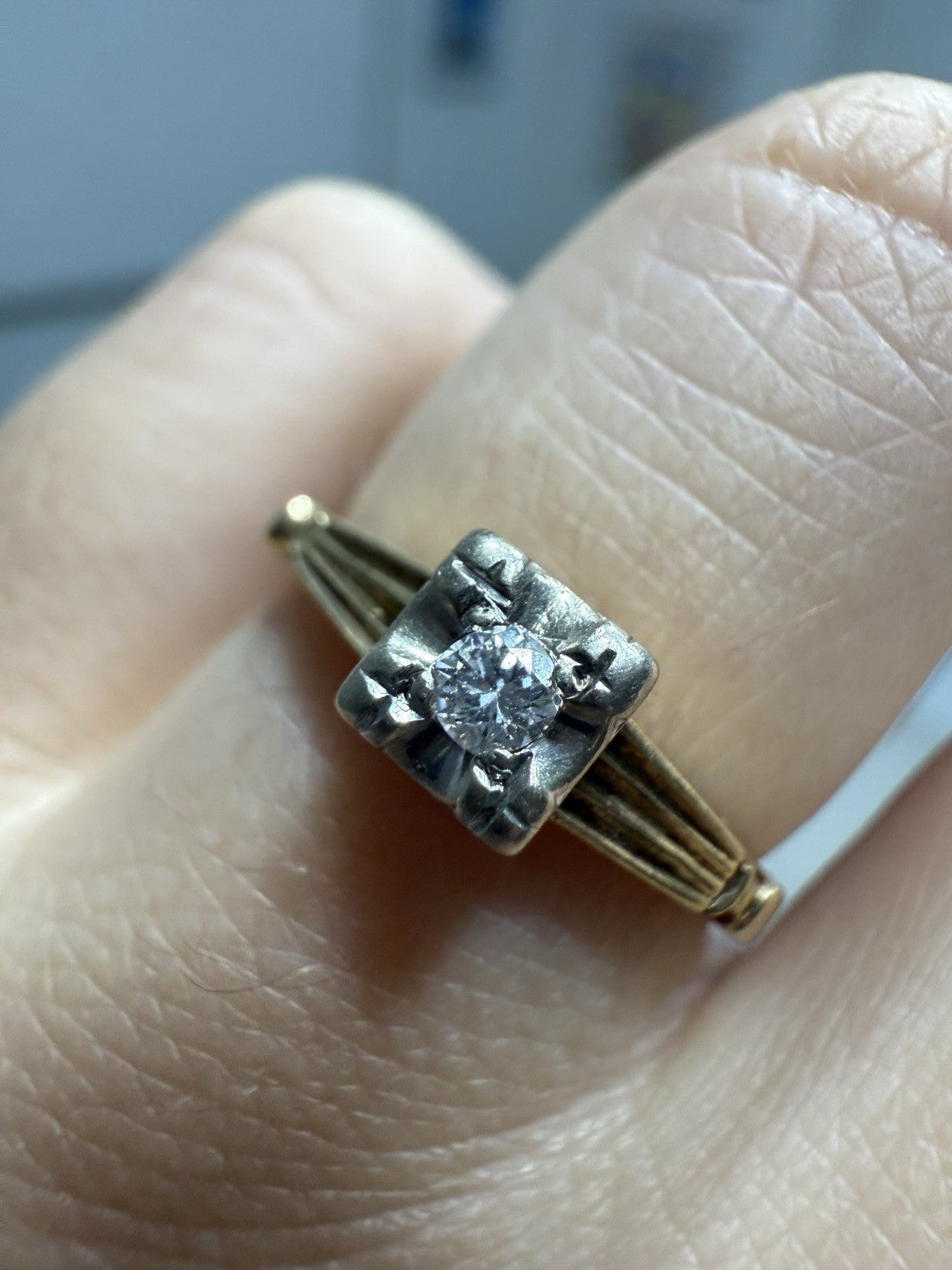 Close-up view of vintage 14K gold diamond illusion head ring showing the diamond and setting