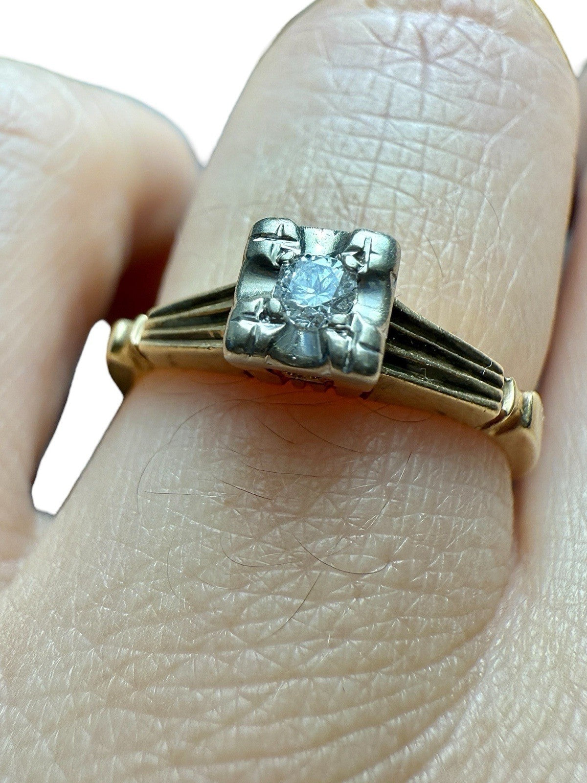 Close-up video of a vintage 14K gold diamond illusion head ring