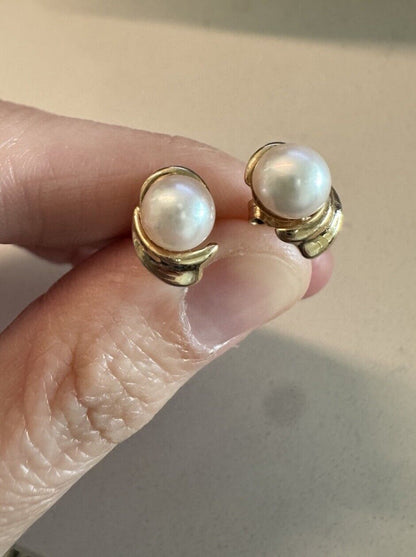 Estate Vintage Round Pearl 14K Yellow Gold Stud Earrings – Elegant Retro Design